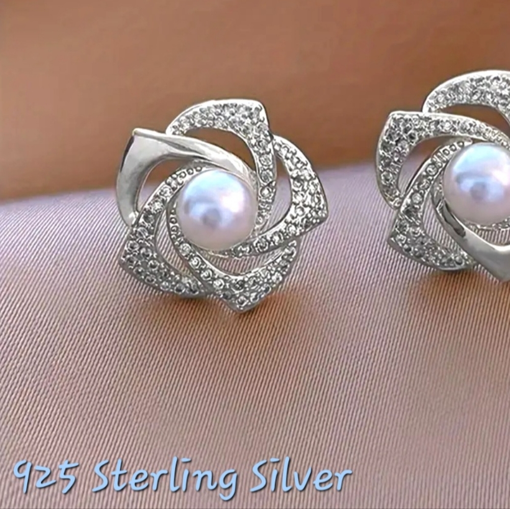 925 Sterling Silver Plated rotating flower. Boutique New. Pretty!